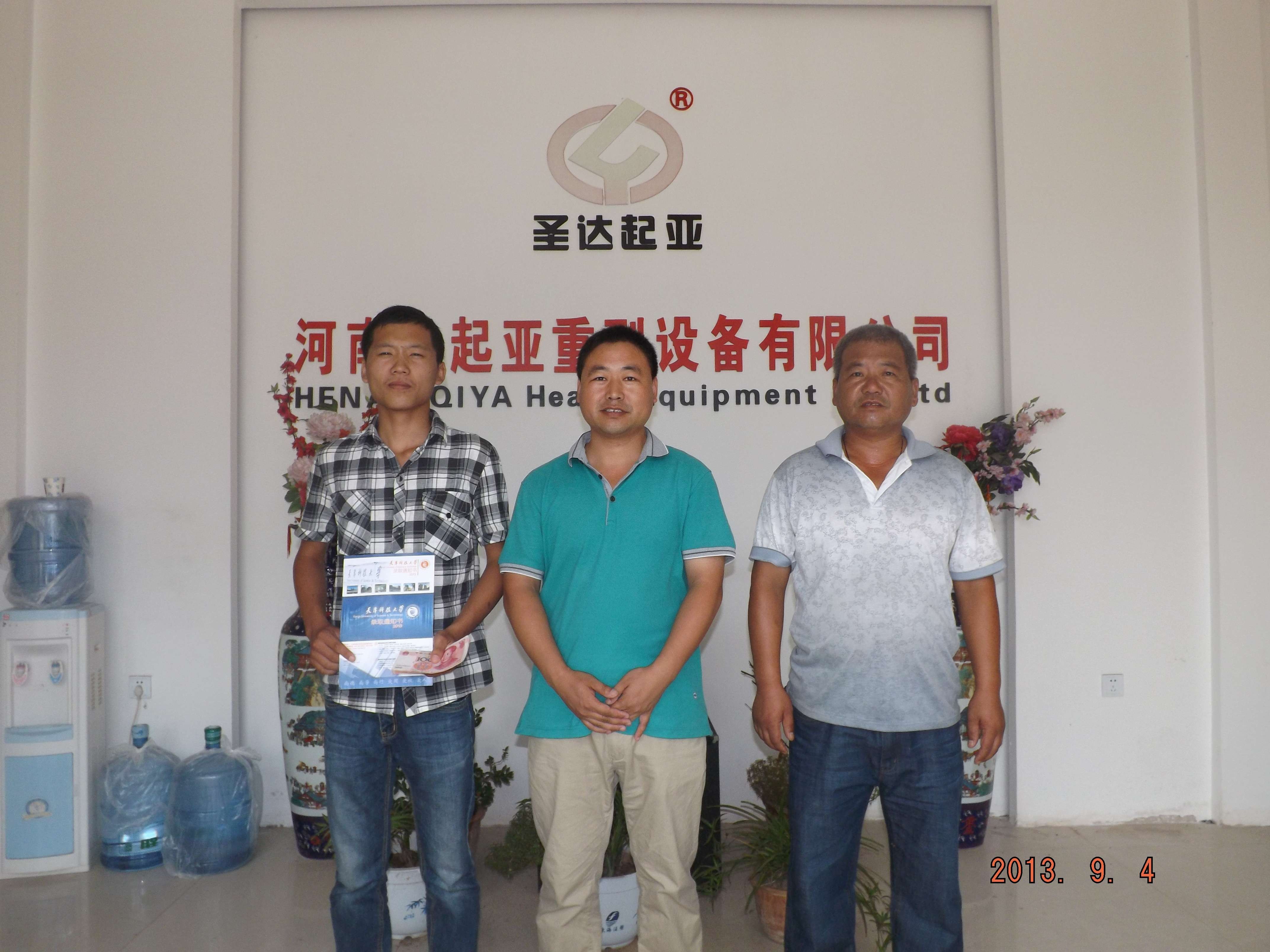 公司總經(jīng)理趙鋒捐資助學(xué)，資助大學(xué)生新生上學(xué)